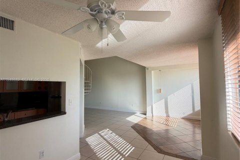 Condo in Miami, Florida, 2 bedrooms  № 2003069 - photo 5