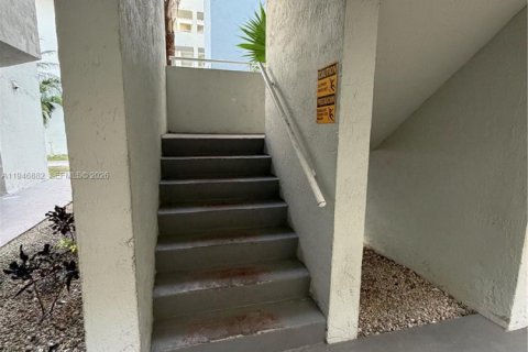 Condo in Miami, Florida, 2 bedrooms  № 2003069 - photo 29