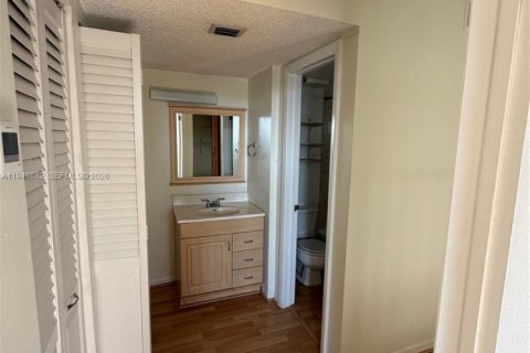 Condo in Miami, Florida, 2 bedrooms  № 2003069 - photo 16