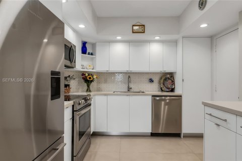 Condo in Sunny Isles Beach, Florida, 2 bedrooms № 2073652 - photo 9