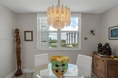 Condo in Sunny Isles Beach, Florida, 2 bedrooms № 2073652 - photo 12