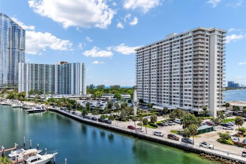 Condo in Sunny Isles Beach, Florida, 2 bedrooms № 2073652 - photo 3
