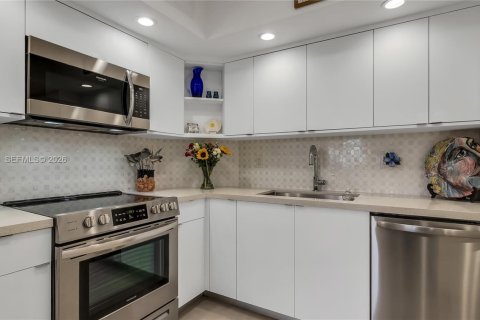 Condo in Sunny Isles Beach, Florida, 2 bedrooms № 2073652 - photo 6