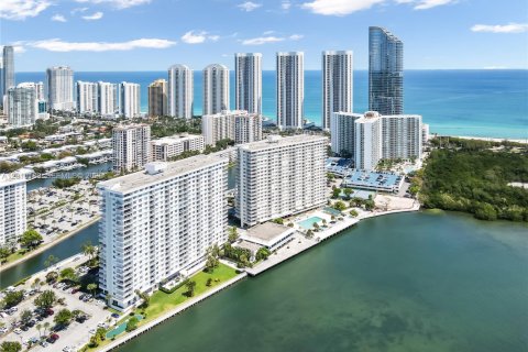 Condo in Sunny Isles Beach, Florida, 2 bedrooms № 2073652 - photo 2