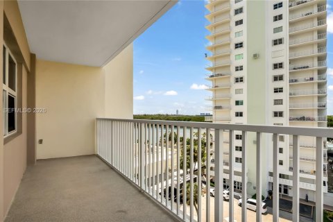 Condo in Sunny Isles Beach, Florida, 2 bedrooms № 2073652 - photo 22