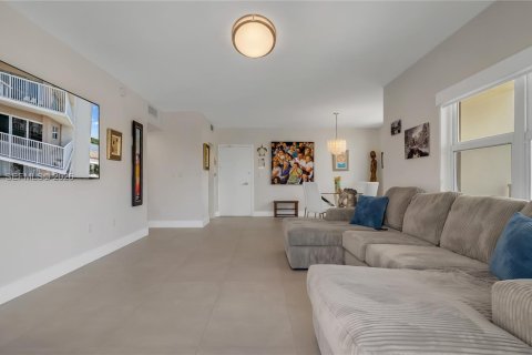 Condo in Sunny Isles Beach, Florida, 2 bedrooms № 2073652 - photo 13