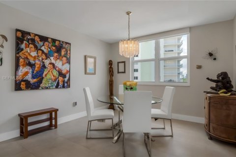Condo in Sunny Isles Beach, Florida, 2 bedrooms № 2073652 - photo 11