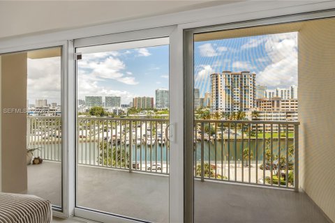 Condo in Sunny Isles Beach, Florida, 2 bedrooms № 2073652 - photo 18