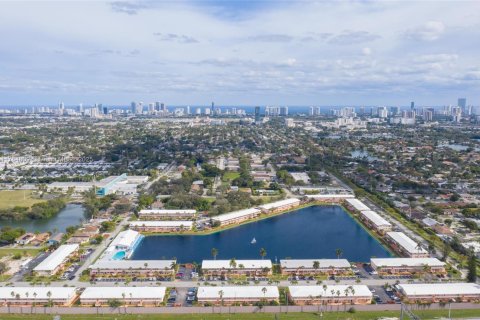 Condominio en venta en Hallandale Beach, Florida, 2 dormitorios, 78.78 m2 № 1875488 - foto 21