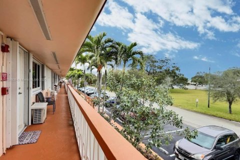 Condominio en venta en Hallandale Beach, Florida, 2 dormitorios, 78.78 m2 № 1875488 - foto 13