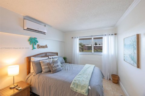 Condominio en venta en Hallandale Beach, Florida, 2 dormitorios, 78.78 m2 № 1875488 - foto 14