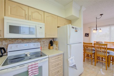 Condominio en venta en Hallandale Beach, Florida, 2 dormitorios, 78.78 m2 № 1875488 - foto 1