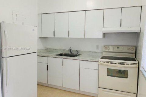Apartamento en alquiler en Miami, Florida, 1 dormitorio, 67.08 m2 № 1938815 - foto 2