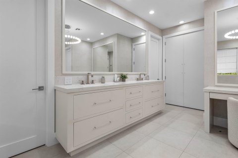 House in Boca Raton, Florida 5 bedrooms, 350.06 sq.m. № 2251537 - photo 25