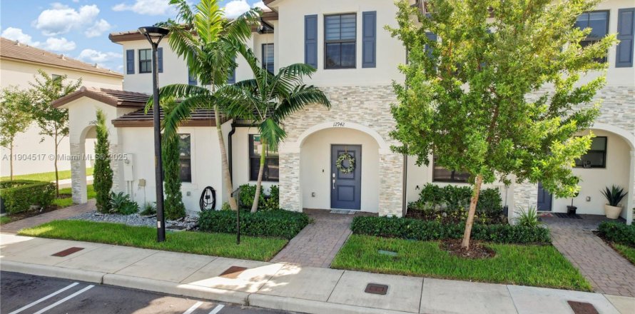 Townhouse in Homestead, Florida 3 bedrooms, 129.41 sq.m. № 2154982