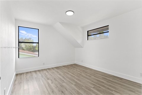 Villa ou maison à vendre à Miami, Floride: 4 chambres, 151.62 m2 № 1933115 - photo 16