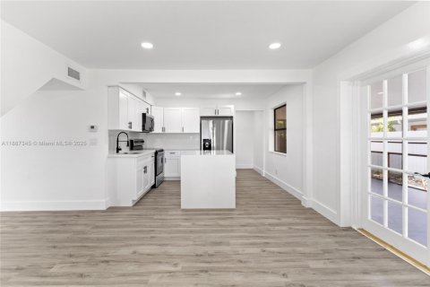 Villa ou maison à vendre à Miami, Floride: 4 chambres, 151.62 m2 № 1933115 - photo 11