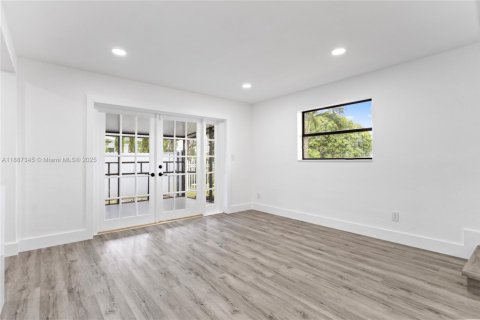 Villa ou maison à vendre à Miami, Floride: 4 chambres, 151.62 m2 № 1933115 - photo 18