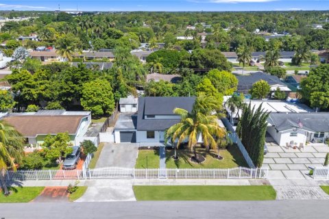 Villa ou maison à vendre à Miami, Floride: 4 chambres, 151.62 m2 № 1933115 - photo 1