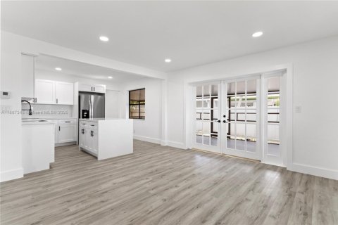 Villa ou maison à vendre à Miami, Floride: 4 chambres, 151.62 m2 № 1933115 - photo 10