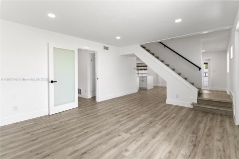 Villa ou maison à vendre à Miami, Floride: 4 chambres, 151.62 m2 № 1933115 - photo 6