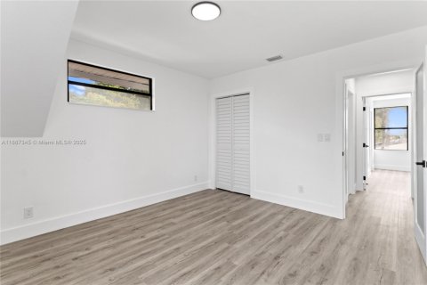 Villa ou maison à vendre à Miami, Floride: 4 chambres, 151.62 m2 № 1933115 - photo 17