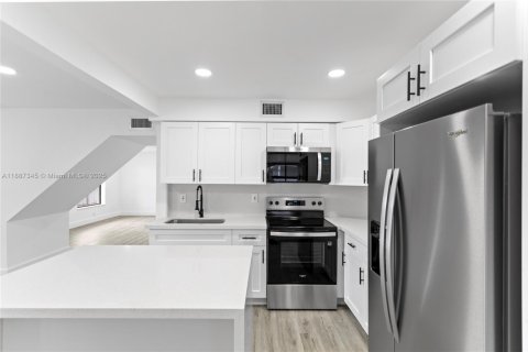 Villa ou maison à vendre à Miami, Floride: 4 chambres, 151.62 m2 № 1933115 - photo 13