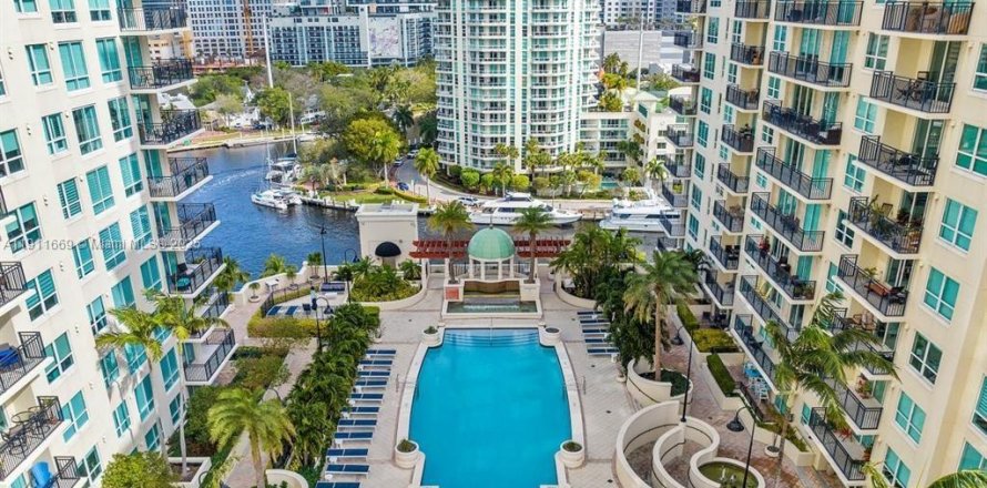 Кондоминиум с 2 спальнями в Форт-Лодердейл, Флорида № 1967568