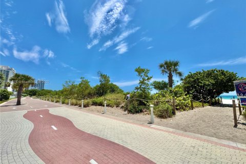 Condo in Miami Beach, Florida, 1 bedroom  № 1756556 - photo 17