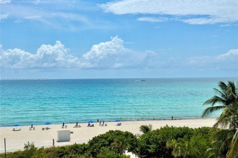 Condo in Miami Beach, Florida, 1 bedroom  № 1756556 - photo 13