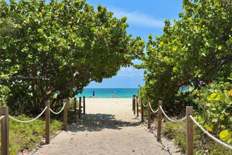 Condo in Miami Beach, Florida, 1 bedroom  № 1756556 - photo 18