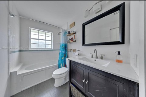 Casa en venta en Doral, Florida, 3 dormitorios, 187.11 m2 № 1964736 - foto 10