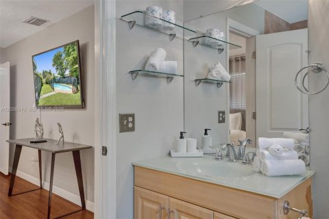 Villa ou maison à vendre à Hollywood, Floride: 4 chambres, 179.49 m2 № 2085995 - photo 30
