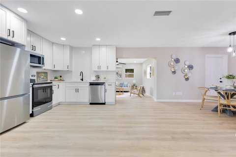 House in Merrit Island, Florida 3 bedrooms, 125.05 sq.m. № 1734291 - photo 9