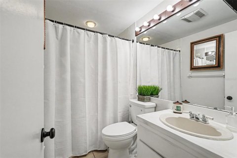 House in Tampa, Florida 3 bedrooms, 143.07 sq.m. № 2225387 - photo 28