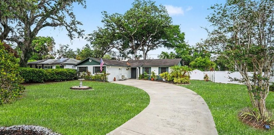 House in Tampa, Florida 3 bedrooms, 143.07 sq.m. № 2225387