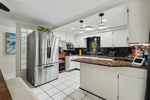 House in Tampa, Florida 3 bedrooms, 143.07 sq.m. № 2225387 - photo 10
