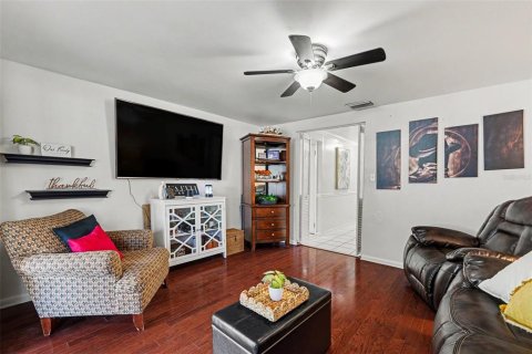 House in Tampa, Florida 3 bedrooms, 143.07 sq.m. № 2225387 - photo 6