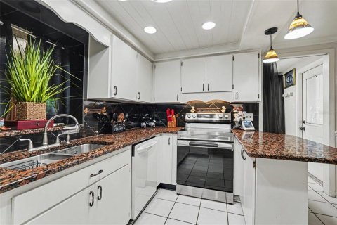 House in Tampa, Florida 3 bedrooms, 143.07 sq.m. № 2225387 - photo 11