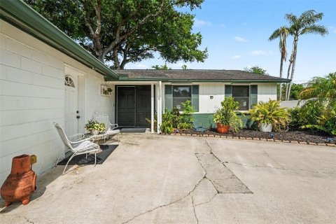 House in Tampa, Florida 3 bedrooms, 143.07 sq.m. № 2225387 - photo 2