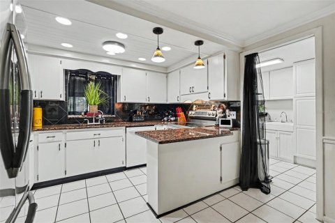 House in Tampa, Florida 3 bedrooms, 143.07 sq.m. № 2225387 - photo 12