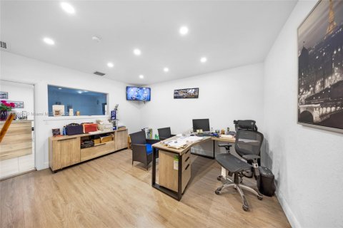 Commercial property in Hialeah, Florida № 1985678 - photo 27
