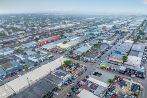 Commercial property in Hialeah, Florida № 1985678 - photo 11