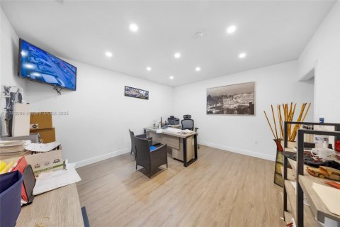 Commercial property in Hialeah, Florida № 1985678 - photo 28