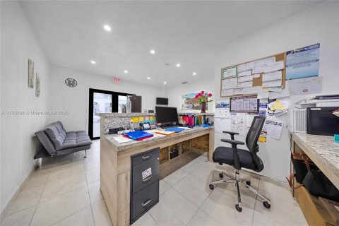 Commercial property in Hialeah, Florida № 1985678 - photo 22