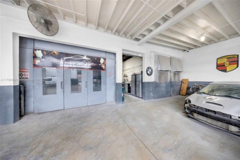 Commercial property in Hialeah, Florida № 1985678 - photo 21