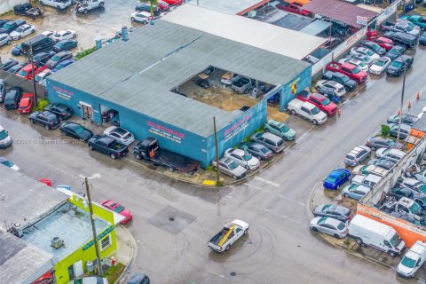 Commercial property in Hialeah, Florida № 1985678 - photo 1