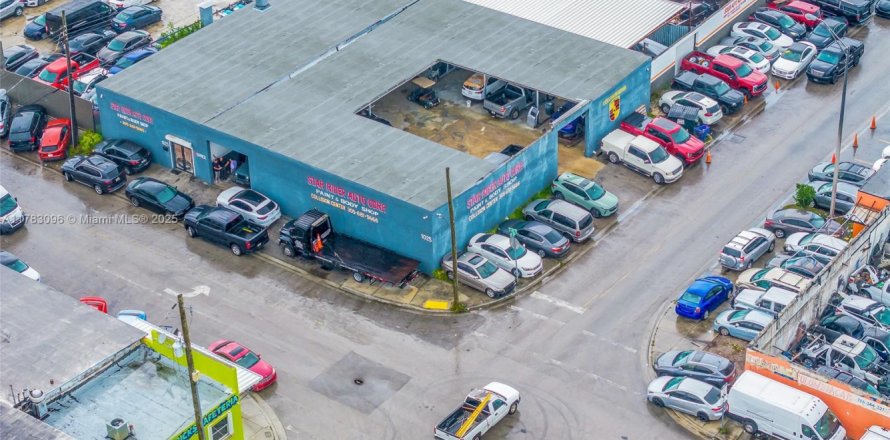 Commercial property in Hialeah, Florida № 1985678