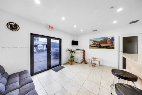 Commercial property in Hialeah, Florida № 1985678 - photo 30