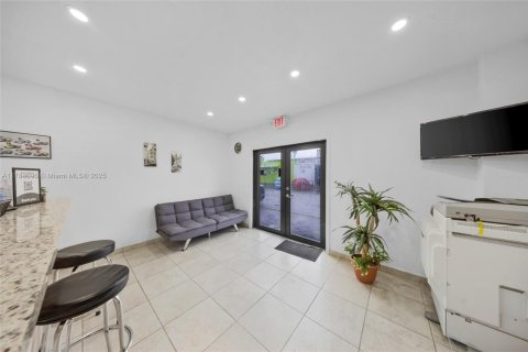 Commercial property in Hialeah, Florida № 1985678 - photo 29
